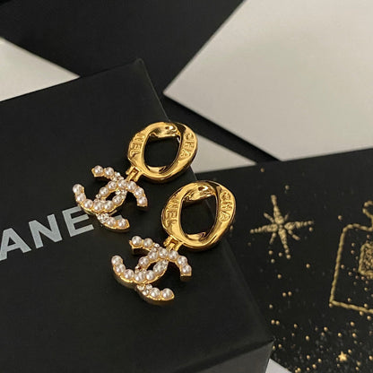 Boucles d'oreilles créoles avec logo en lettres élégantes
