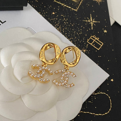 Boucles d'oreilles créoles avec logo en lettres élégantes