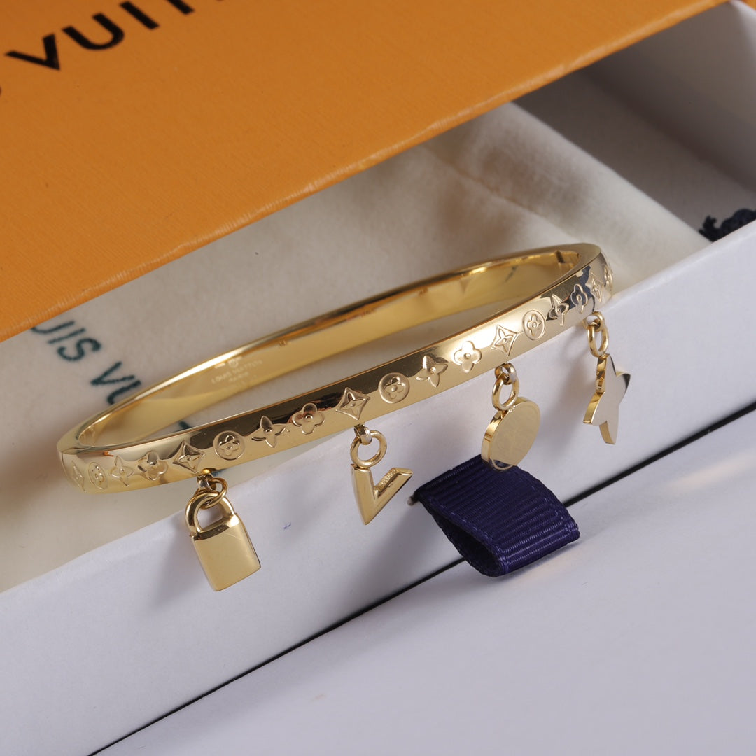 Pulsera con colgante de flor de metal