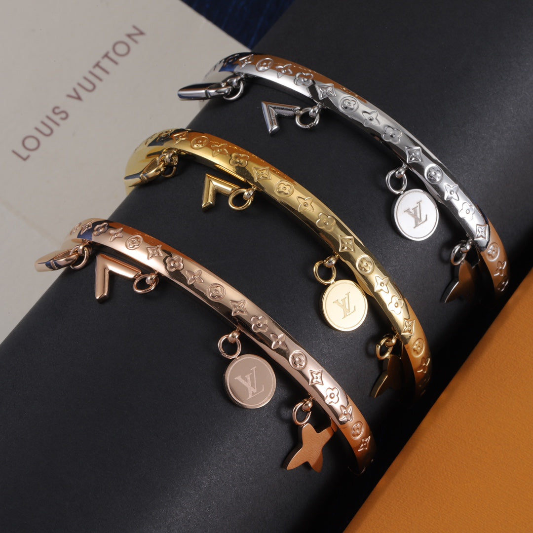 Pulsera con colgante de flor de metal