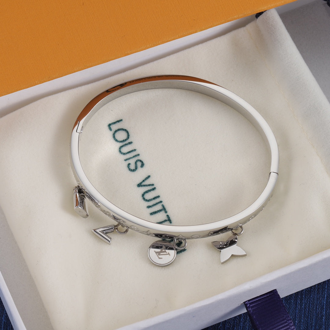 Pulsera con colgante de flor de metal