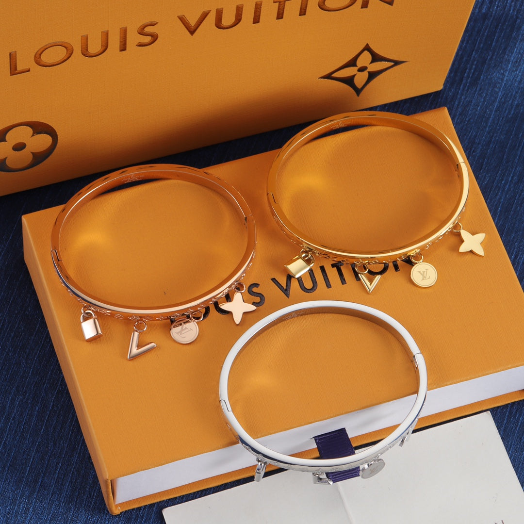 Pulsera con colgante de flor de metal