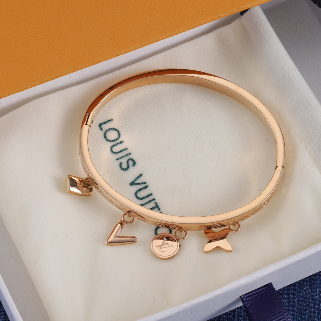 Pulsera con colgante de flor de metal