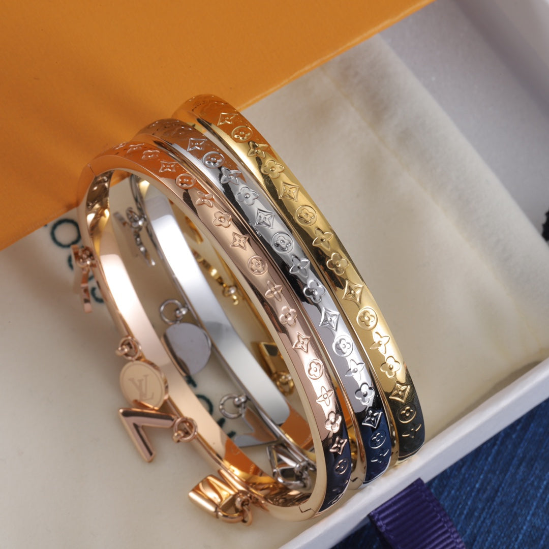 Pulsera con colgante de flor de metal