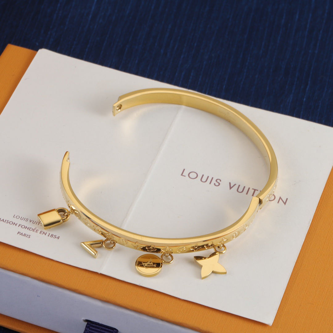 Pulsera con colgante de flor de metal