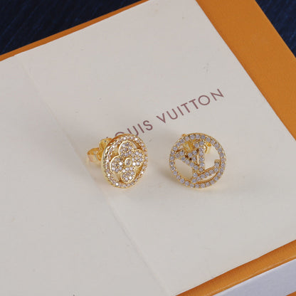 Pendientes de botón asimétricos con logotipo de diamantes de imitación