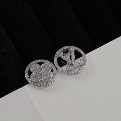 Pendientes de botón asimétricos con logotipo de diamantes de imitación