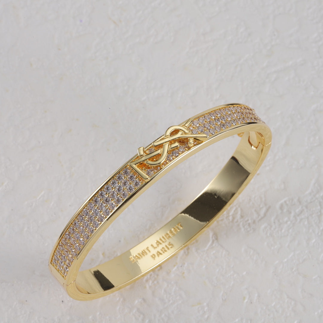 Brazalete metálico con logo de diamante
