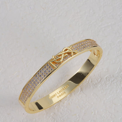 Brazalete metálico con logo de diamante