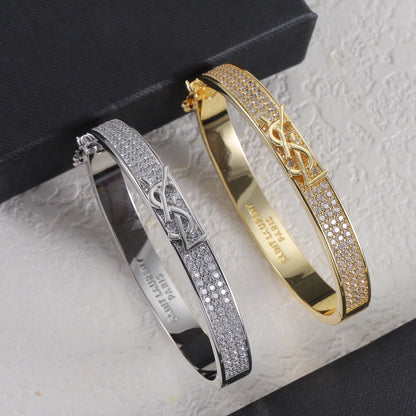 Brazalete metálico con logo de diamante