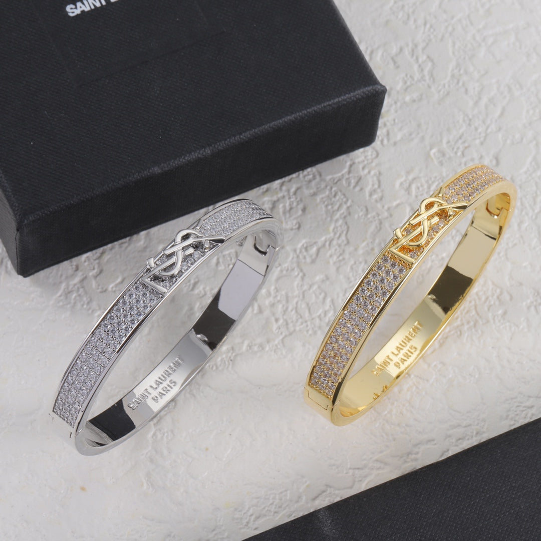 Brazalete metálico con logo de diamante