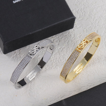 Brazalete metálico con logo de diamante