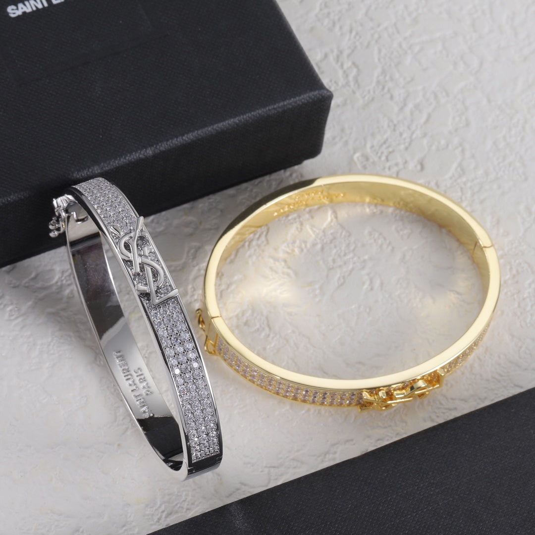 Brazalete metálico con logo de diamante
