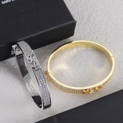 Brazalete metálico con logo de diamante