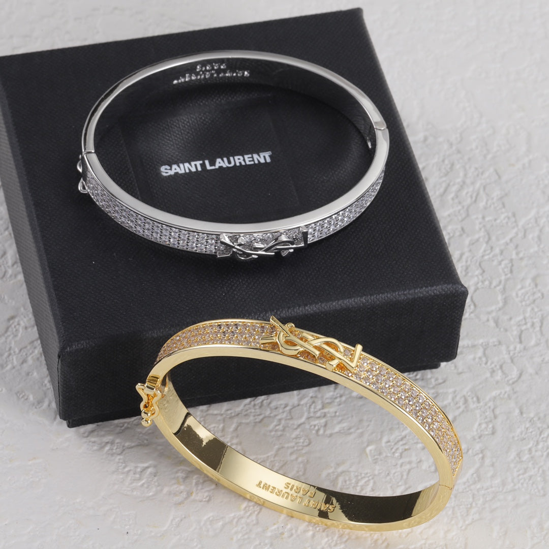 Brazalete metálico con logo de diamante