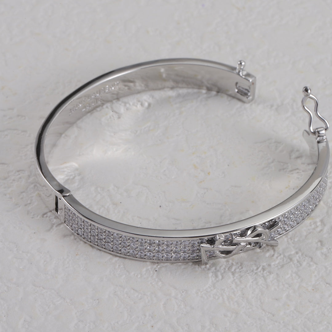 Brazalete metálico con logo de diamante