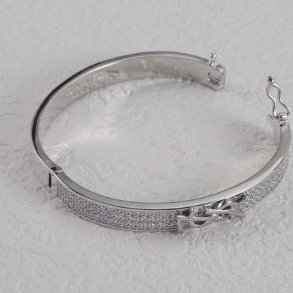 Brazalete metálico con logo de diamante