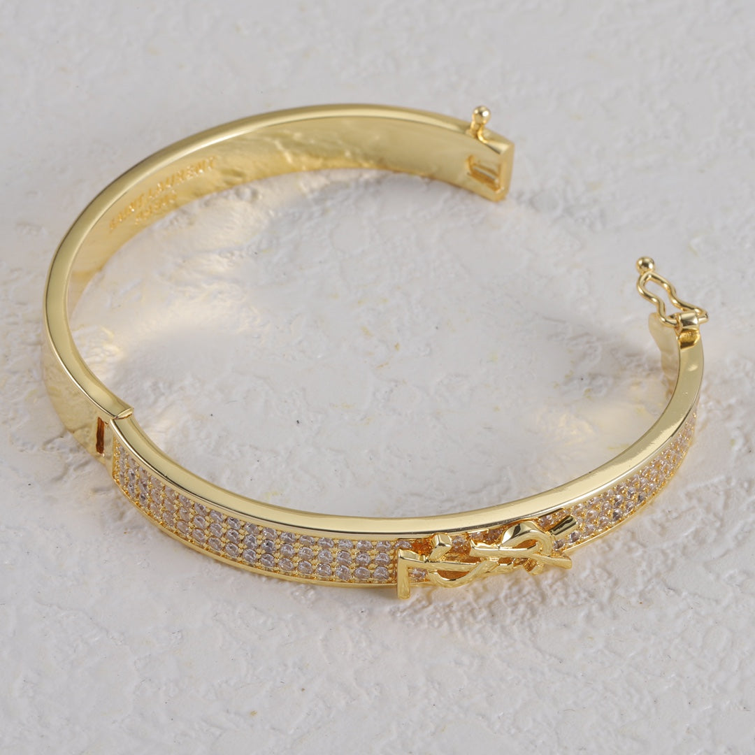 Brazalete metálico con logo de diamante