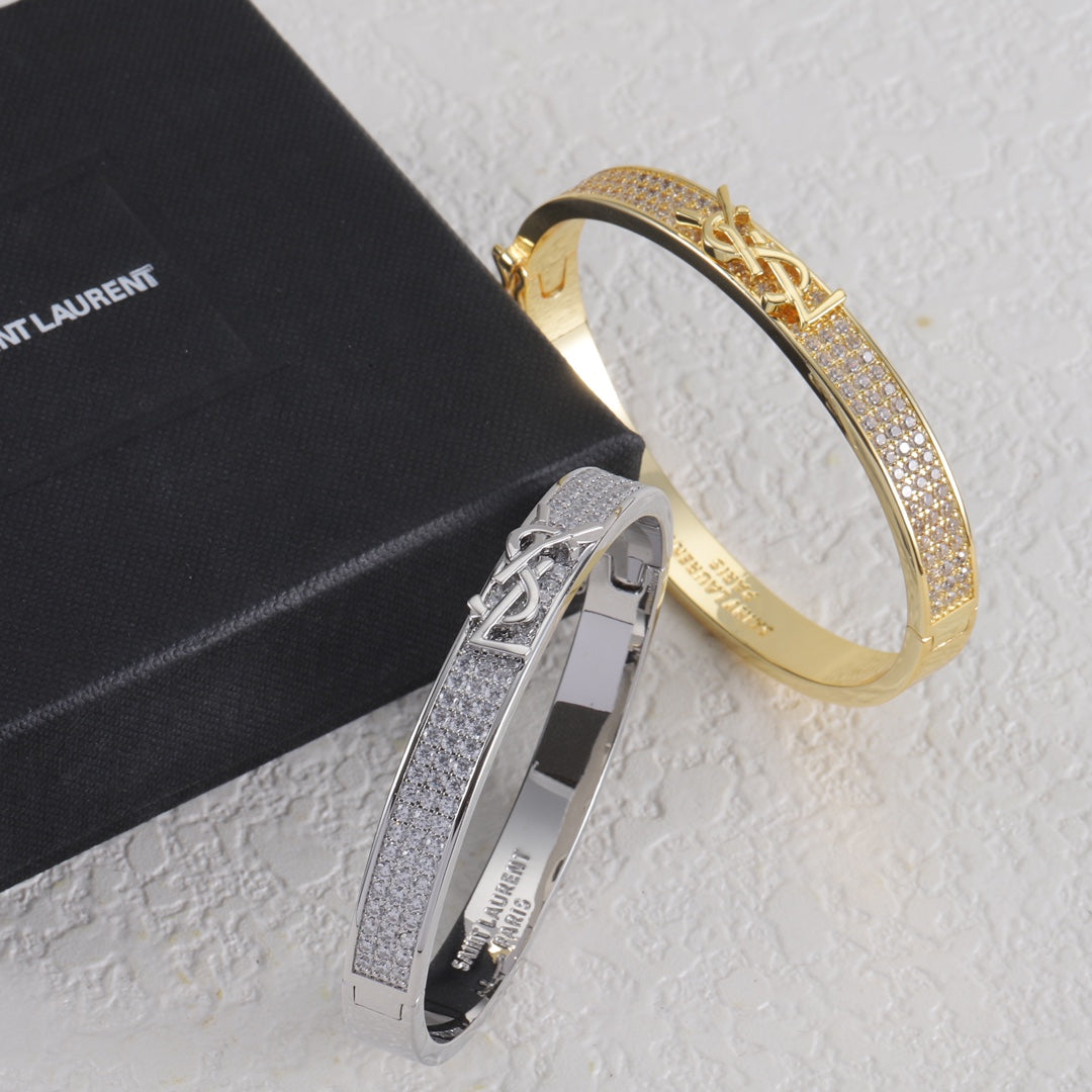 Brazalete metálico con logo de diamante