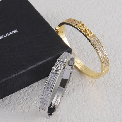 Brazalete metálico con logo de diamante