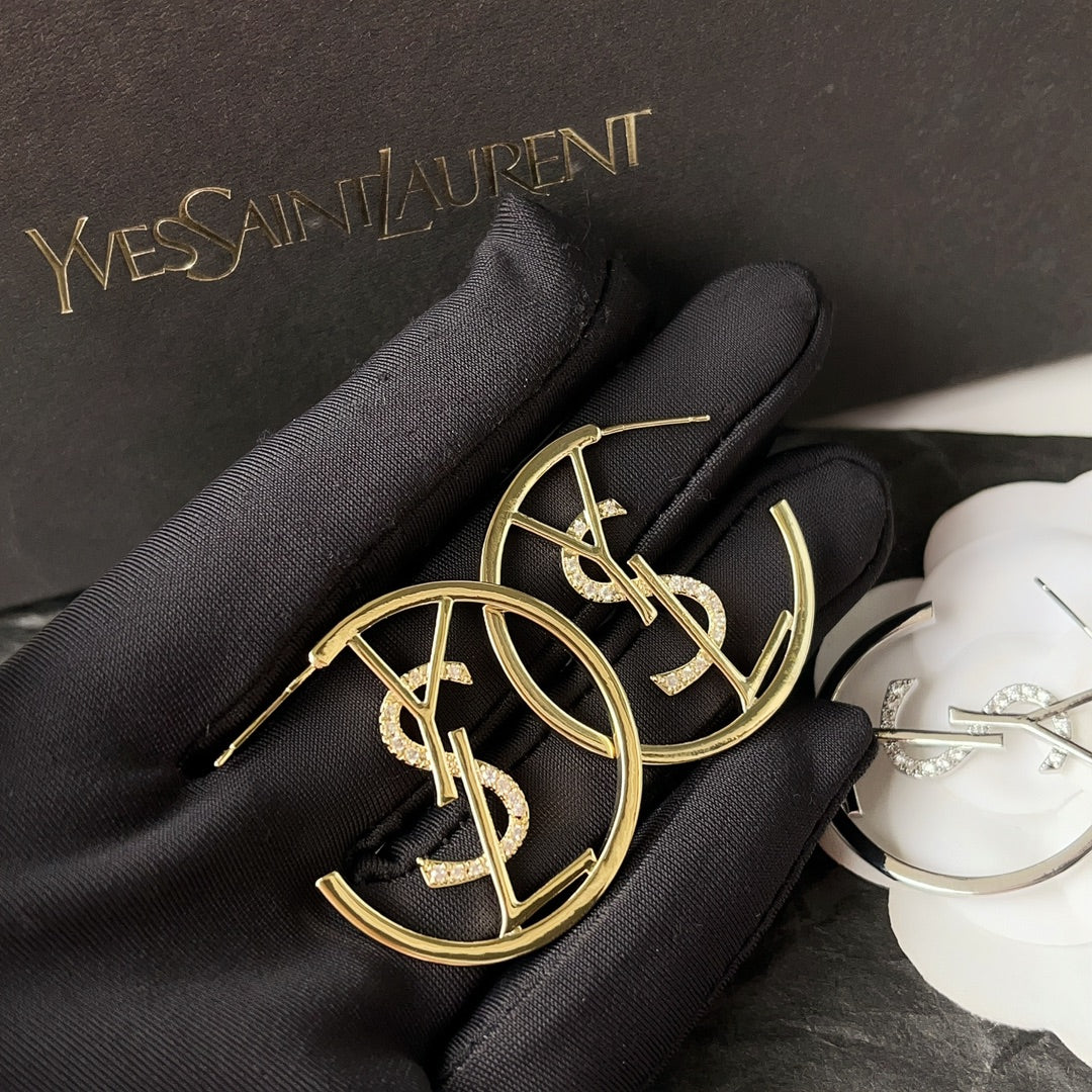 Pendientes de aro con logo de diamante retro a la moda