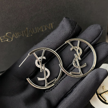 Pendientes de aro con logo de diamante retro a la moda