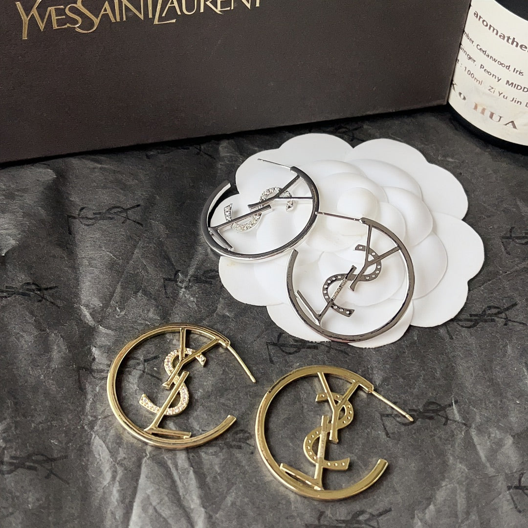 Pendientes de aro con logo de diamante retro a la moda