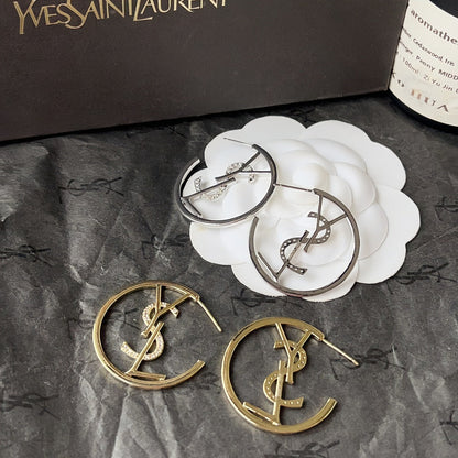 Pendientes de aro con logo de diamante retro a la moda