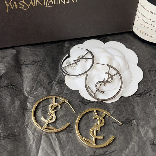 Boucles d'oreilles créoles rétro tendance avec logo en diamant