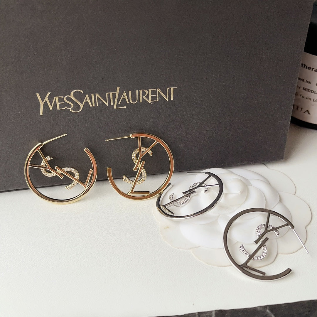Pendientes de aro con logo de diamante retro a la moda