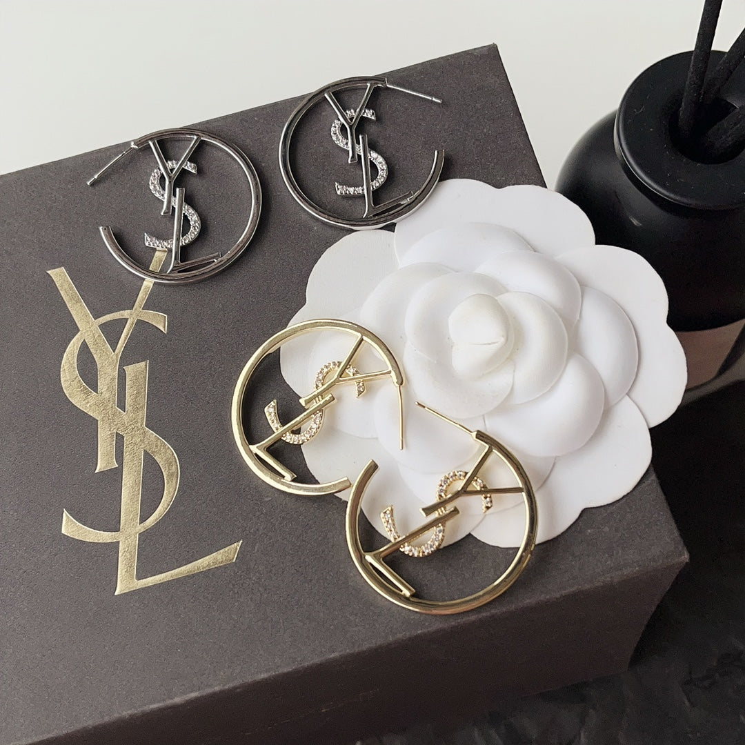 Pendientes de aro con logo de diamante retro a la moda