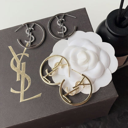 Pendientes de aro con logo de diamante retro a la moda
