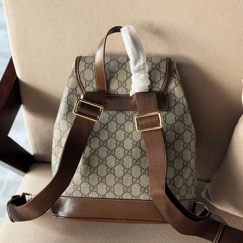 Mochila con G entrelazadas