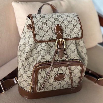 Mochila con G entrelazadas
