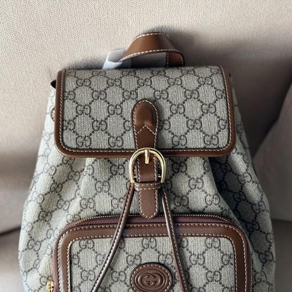 Mochila con G entrelazadas