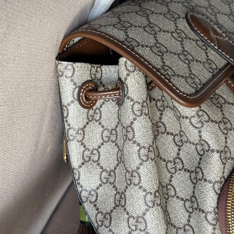 Mochila con G entrelazadas