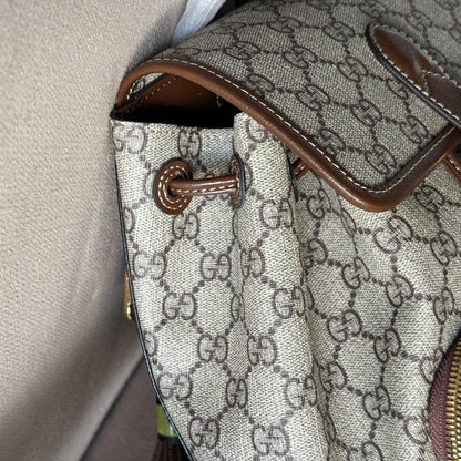 Mochila con G entrelazadas