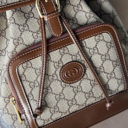 Mochila con G entrelazadas