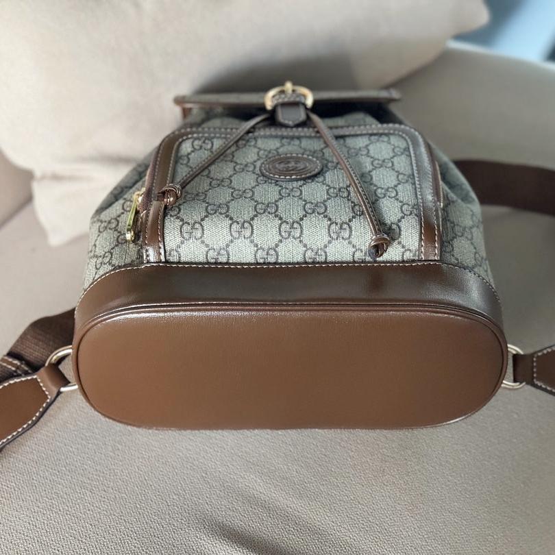 Mochila con G entrelazadas