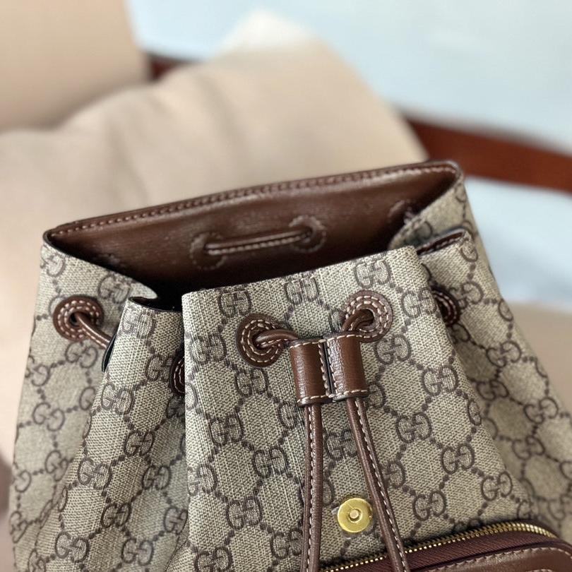 Mochila con G entrelazadas