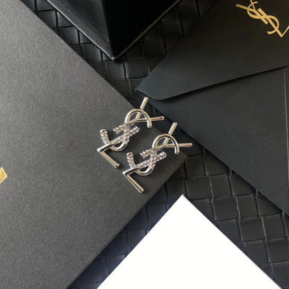 Boucles d'oreilles en métal avec logo diamant
