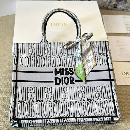 Fourre-tout en tissu brodé gris