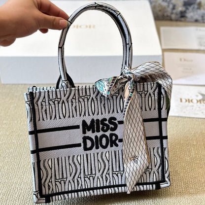 Fourre-tout en tissu brodé gris