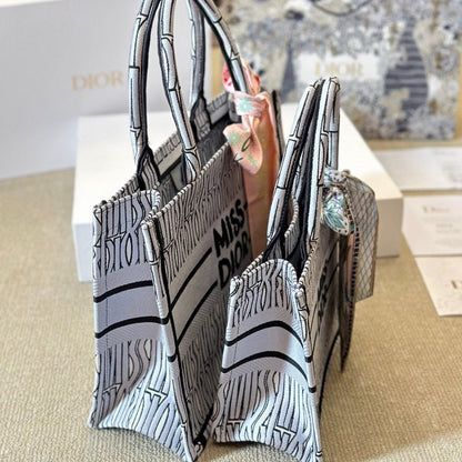 Fourre-tout en tissu brodé gris