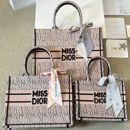 Sac cabas rose brodé