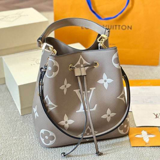 Sac seau en cuir gaufré gris