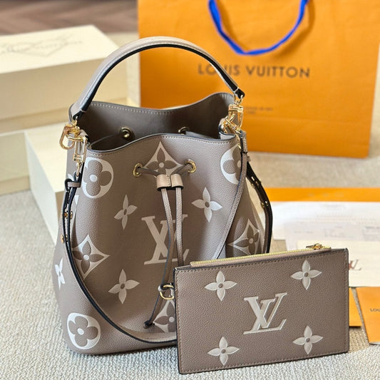 Sac seau en cuir gaufré gris