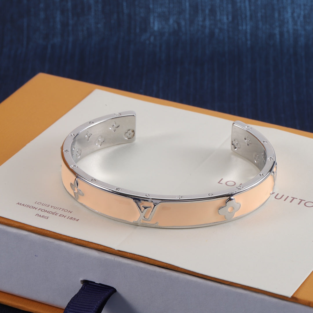 Brazalete Abierto Repujado Esmaltado Rosa