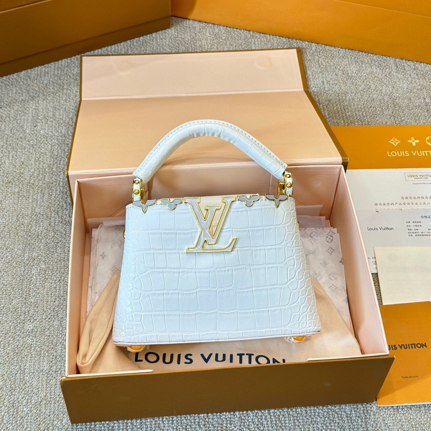 Bolso Capucines blanco de piel con diseño de cocodrilo