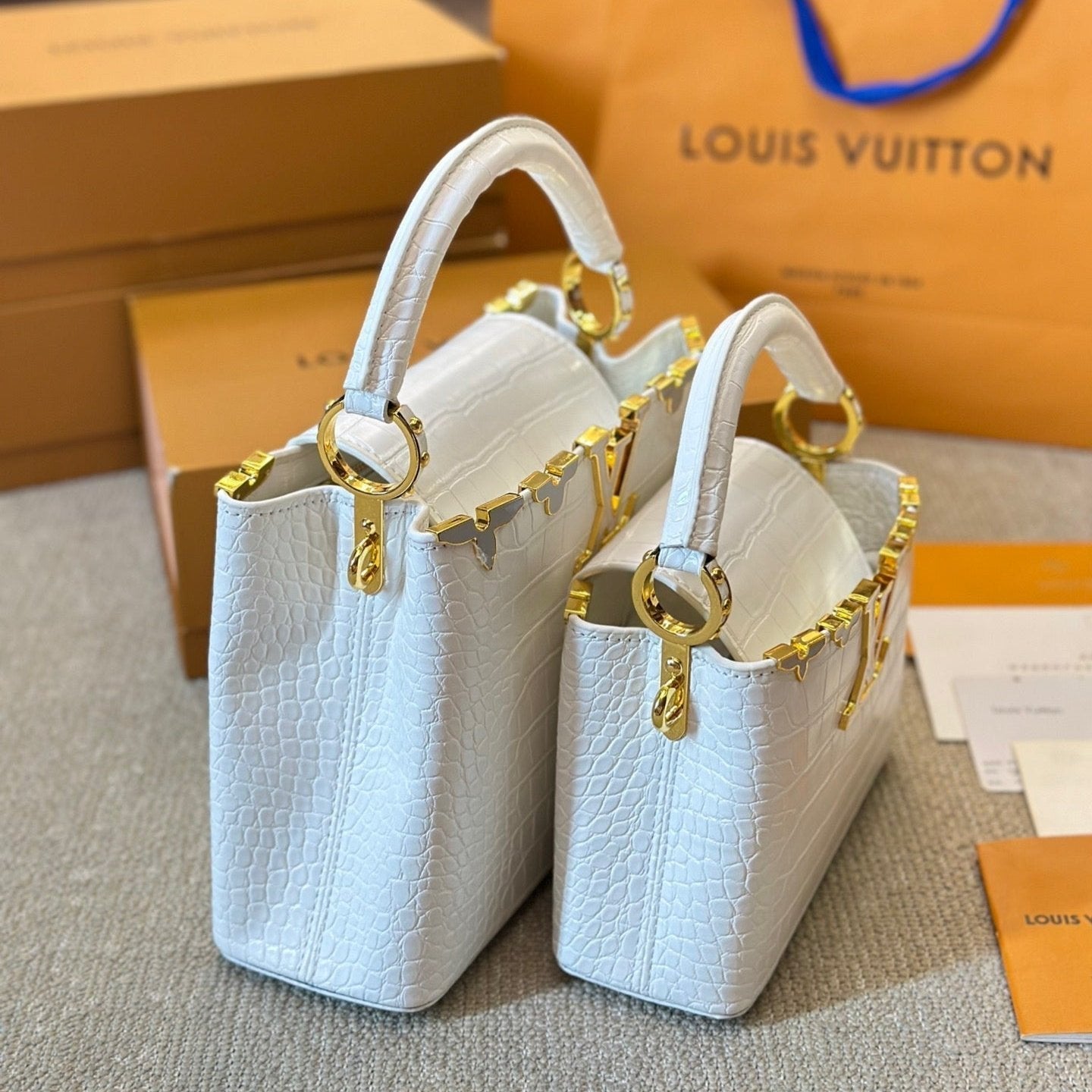 Bolso Capucines blanco de piel con diseño de cocodrilo